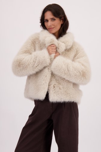 Le devant de Court manteau beige effet fausse fourrure de Louise pour Femmes