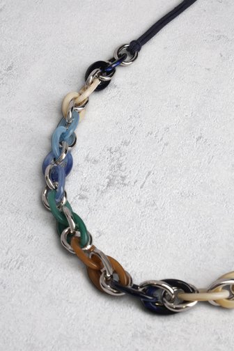 Voorkant van Donkerblauwe ketting met kleurrijke schakels door Liberty Island voor Dames