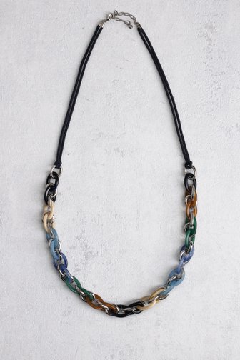 Voorkant van Donkerblauwe ketting met kleurrijke schakels door Liberty Island voor Dames