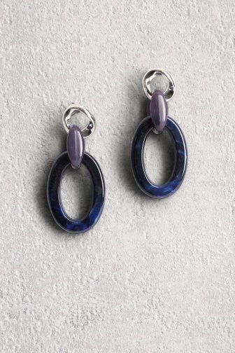 Voorkant van Donkerblauwe oorbellen met ovale hangers door Liberty Island voor Dames