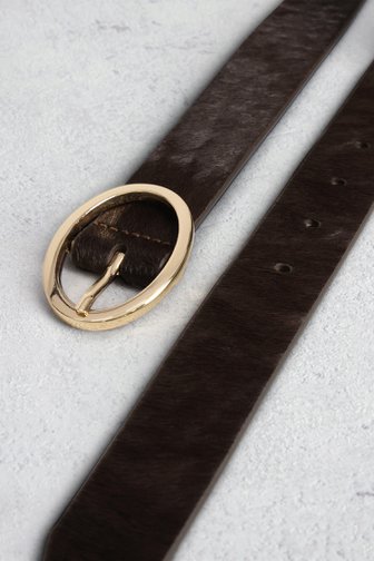 Voorkant van Donkerbruine lederen riem met harige textuur door Louise voor Dames