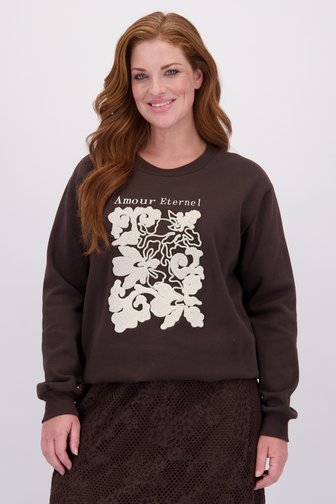 Voorkant van Donkerbruine sweater met gehaakt motief door Kaffe Curve voor Dames