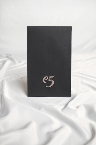 Le devant de Emballage cadeau – Small de e5 pour Femmes