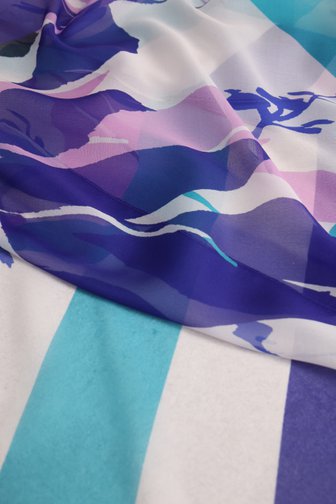 Voorkant van Fijn sjaaltje met blauw-paarse bladerprint door Claude Arielle voor Dames