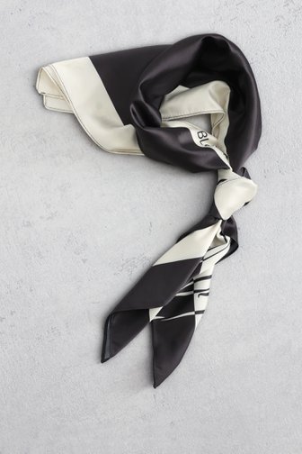 Le devant de Foulard à imprimé graphique noir et blanc de Liberty Island pour Femmes