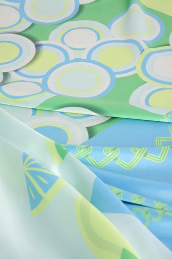 Le devant de Foulard à imprimé graphique vert et bleu de Liberty Island pour Femmes