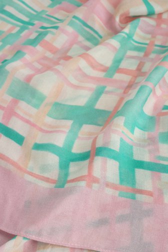Le devant de Foulard à motif à carreaux pastel de Libelle pour Femmes