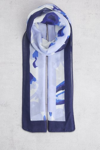 Le devant de Foulard à motif floral bleu de Claude Arielle pour Femmes