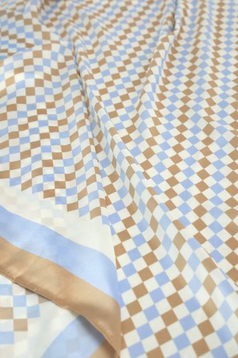 Le devant de Foulard à motif losanges beige et bleu de Liberty Island pour Femmes