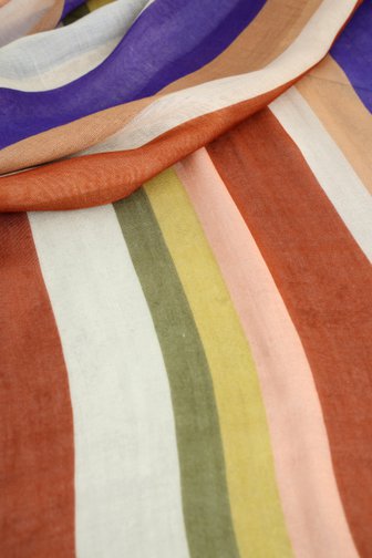 Le devant de Foulard à rayures colorées de Liberty Loving nature pour Femmes