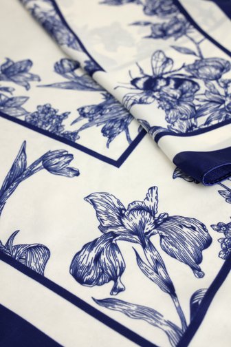 Le devant de Foulard blanc à imprimé bleu de Liberty Island pour Femmes