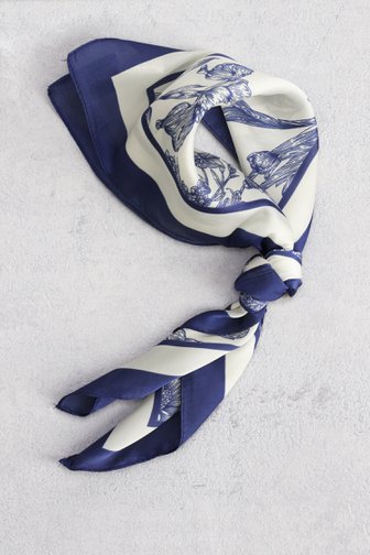 Le devant de Foulard blanc à imprimé bleu de Liberty Island pour Femmes