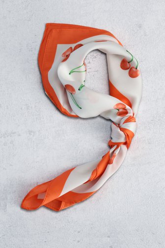 Le devant de Foulard blanc à imprimé cerises de Liberty Island pour Femmes