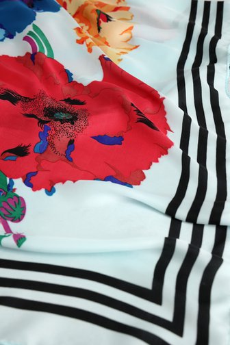 Le devant de Foulard bleu clair à imprimé floral de Liberty Island pour Femmes