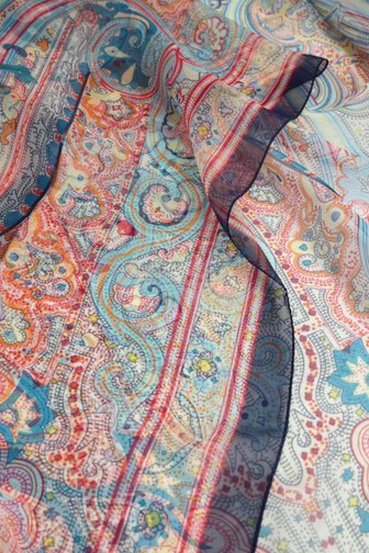 Le devant de Foulard dégradé bleu-violet avec imprimé feuilles de Modeno pour Femmes