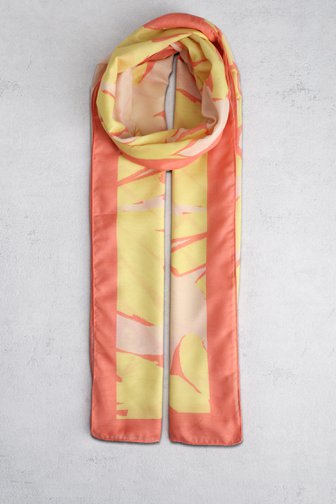 Le devant de Foulard fin à motif en jaune et corail de D'Auvry pour Femmes