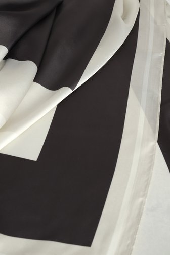 Le devant de Foulard fin en gris clair et foncé de D'Auvry pour Femmes