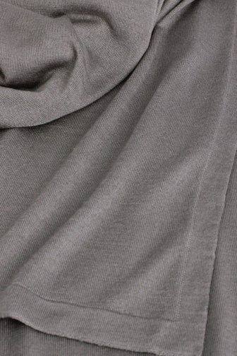 Le devant de Foulard gris finement tricoté de D'Auvry Studio pour Femmes