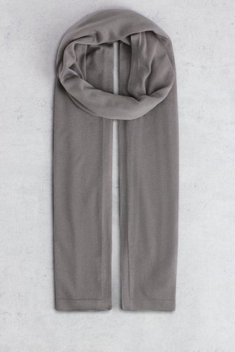 Foulard gris finement tricoté
