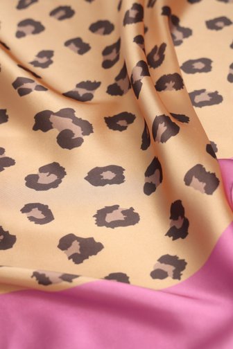 Le devant de Foulard orange-rose à imprimé léopard de Liberty Island pour Femmes