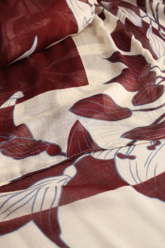 Le devant de Foulard rouge-beige à imprimé floral de D'Auvry pour Femmes