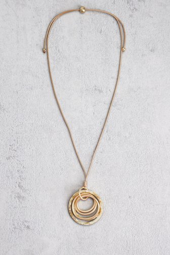 Voorkant van Goudkleurige ketting met decoratieve ringen door Liberty Island voor Dames