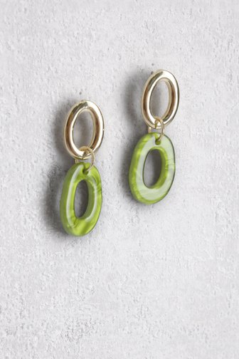 Voorkant van Goudkleurige oorbellen met groene hanger door Liberty Island voor Dames