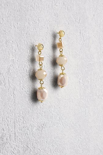 Voorkant van Goudkleurige oorbellen met lichtbeige kralen door Liberty Island voor Dames