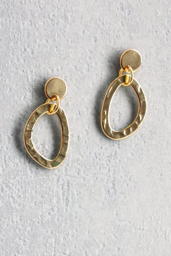 Voorkant van Goudkleurige oorbellen met organische hanger door Liberty Island voor Dames