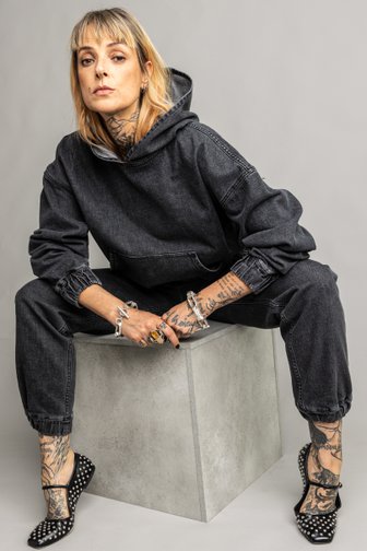 Voorkant van Grijze hoodie met verwassen look door Murielle Victorine Scherre voor Dames