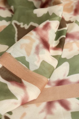 Voorkant van Groen sjaaltje met bloemenprint door More & More voor Dames