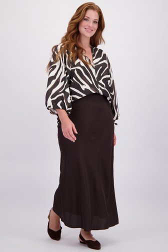 Le devant de Jupe en satin noire à taille élastiquée de ONLY Carmakoma pour Femmes