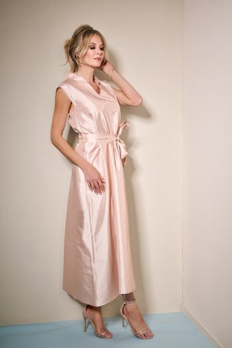 Voorkant van Lang lichtroze kleed met glans door AC by Annelien Coorevits voor Dames