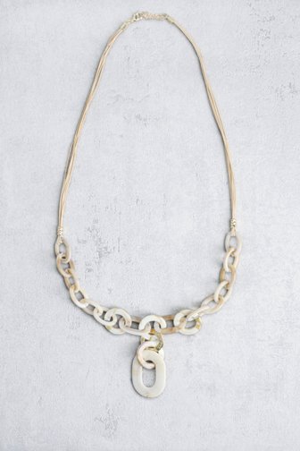 Le devant de Long collier beige avec maillons de Liberty Island pour Femmes