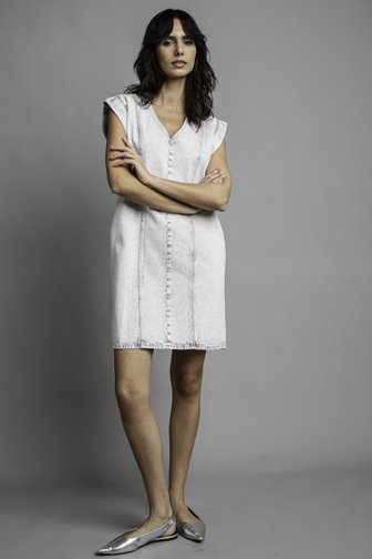 Voorkant van Mouwloos grijs jeanskleedje door Louise voor Dames