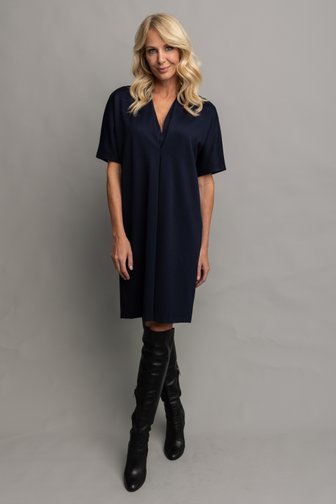 Voorkant van Navy midi kleedje met dubbele V-hals door AC by Annelien Coorevits voor Dames