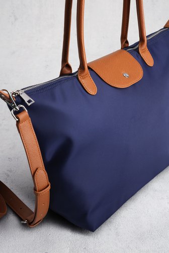 Voorkant van Navy schoudertas met bruine leather look afwerking door Liberty Island voor Dames