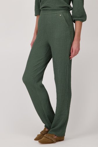 Voorkant van Olijfgroene broek met gewafelde structuur door Claude Arielle voor Dames