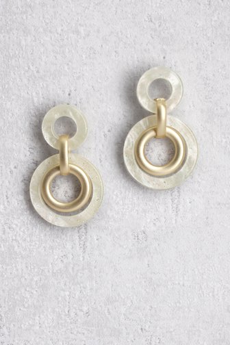 Voorkant van Oorbellen met witte en goudkleurige ringen door Liberty Island voor Dames