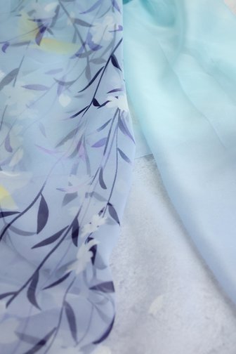 Achterkant van Paars-blauw dégradé sjaaltje met bladerprint door Modeno voor Dames