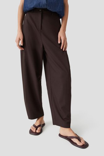 Le devant de Pantalon brun foncé à taille élastique de Opus pour Femmes
