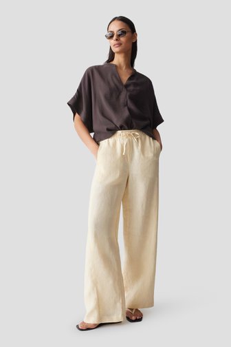 Le devant de Pantalon en lin jaune de Opus pour Femmes