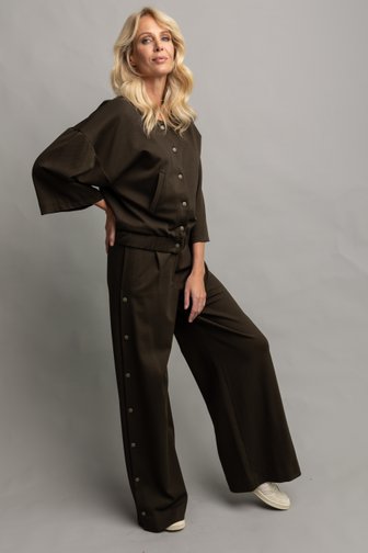 Le devant de Pantalon large vert foncé avec boutons décoratifs de AC by Annelien Coorevits pour Femmes