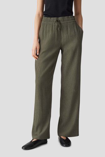 Le devant de Pantalon vert à texture froissée de Opus pour Femmes