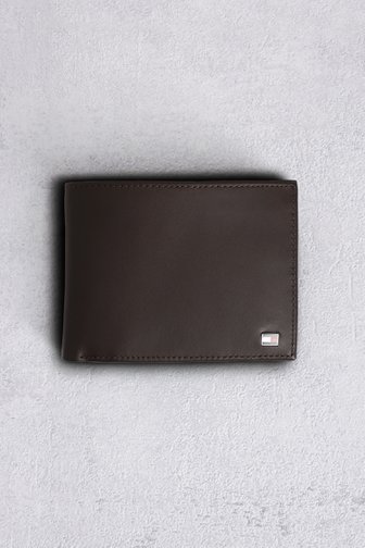 Le devant de portefeuille en cuir brun de Tommy Hilfiger pour Hommes