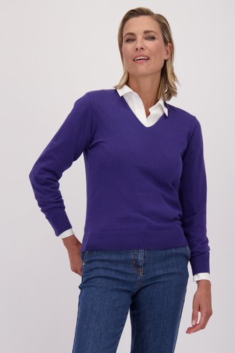 Le devant de Pull finement tricoté bleu violacé à col en V de Claude Arielle pour Femmes