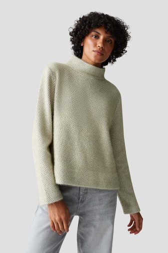 Le devant de Pull vert et blanc à col montant de Opus pour Femmes