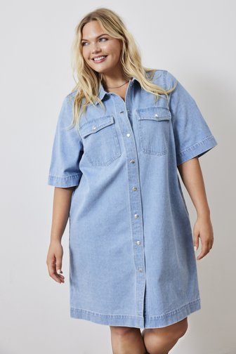 Robe en denim bleu avec des boutons pression de Only Carmakoma pour Femmes