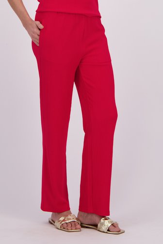 Voorkant van Rode broek met structuur en elastische taille door Claude Arielle voor Dames