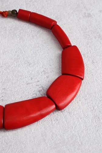 Voorkant van Rode ketting met grote vormstukken door Liberty Island voor Dames